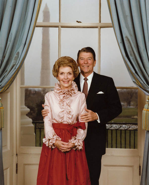 President_and_Mrs._Reagan_pose_in_the_Blue_Room_for_their_official_portrait_1981